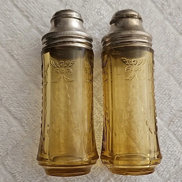 Madrid Pattern Amber Colour Salt and Pepper Shakers Depression Glass Vintage - Picture 5 of 7